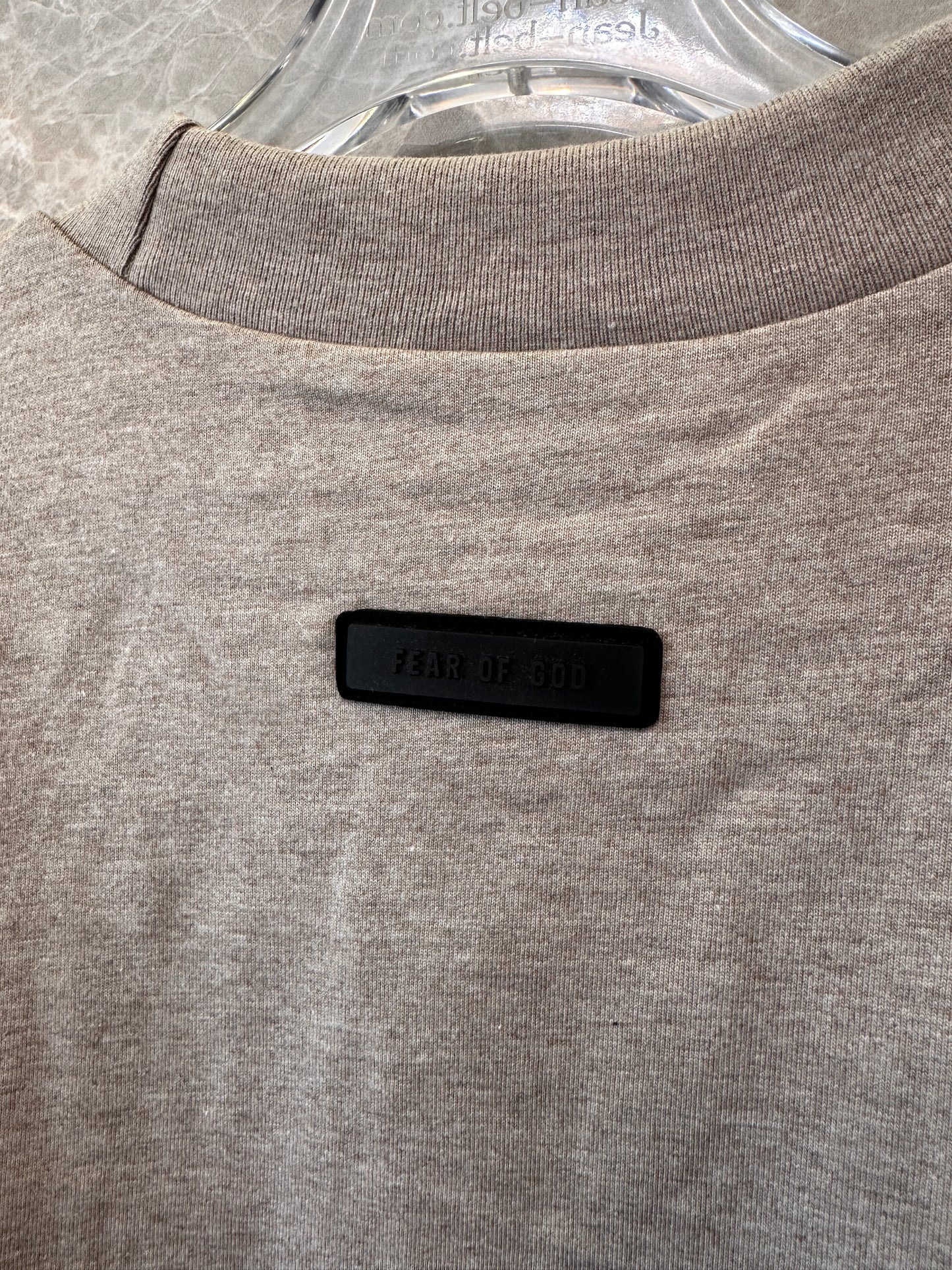 Camiseta extragrande Fear of God Essentials en color topo