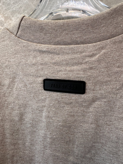 Camiseta extragrande Fear of God Essentials en color topo