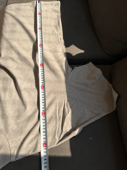 Camiseta extragrande Fear of God Essentials en color topo