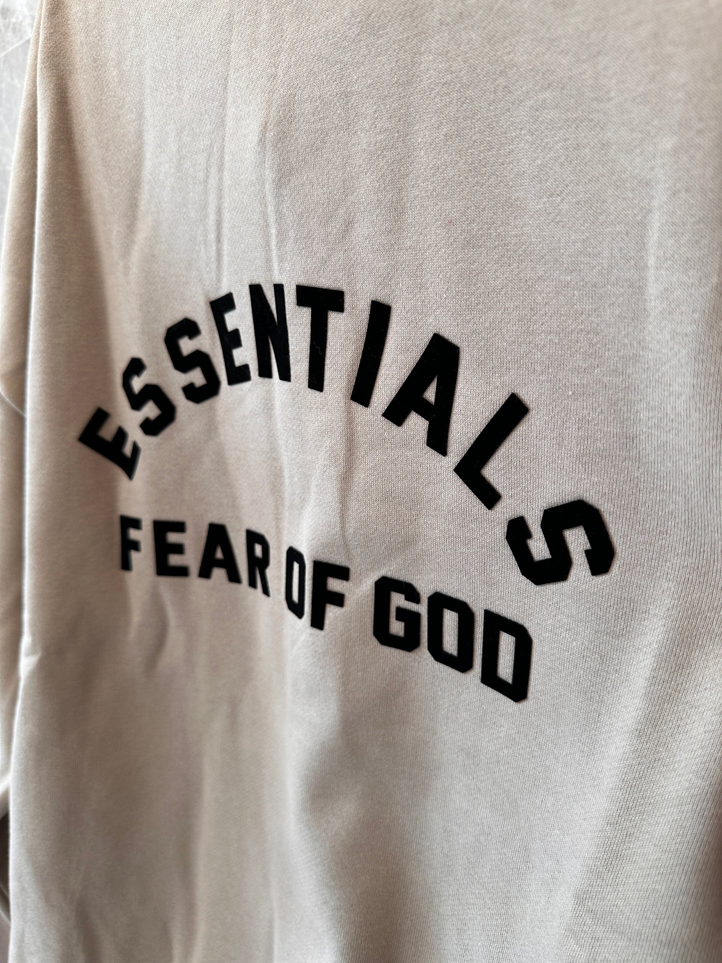 Moletom oversized Fear of God Essentials em tom taupe