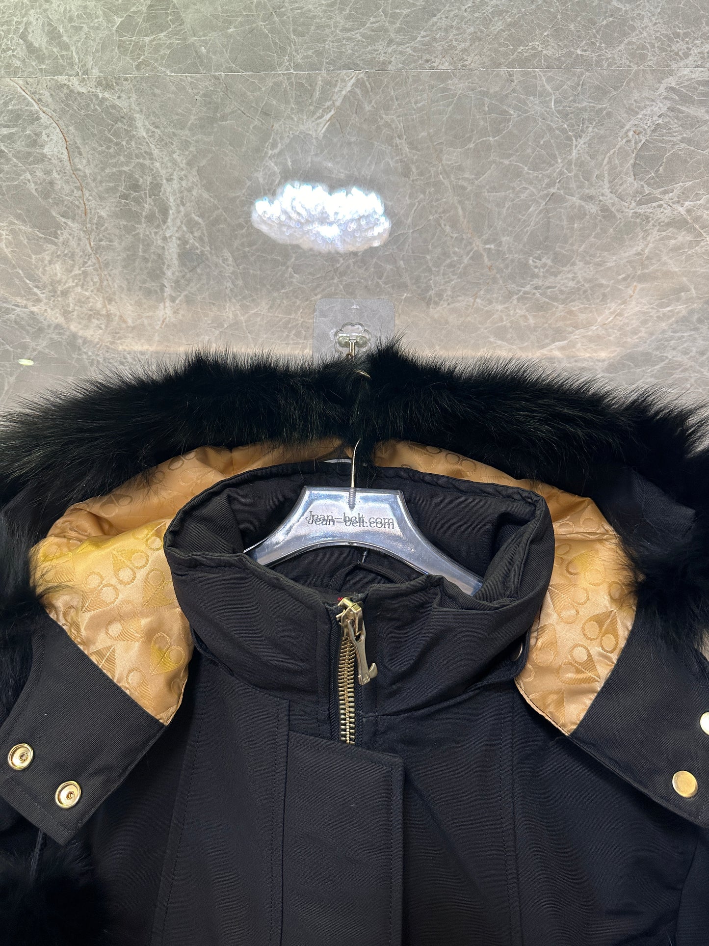 Parka Debbie para Mulher Moose Knuckles – Preto com Forro Dourado e Capuz de Pelo