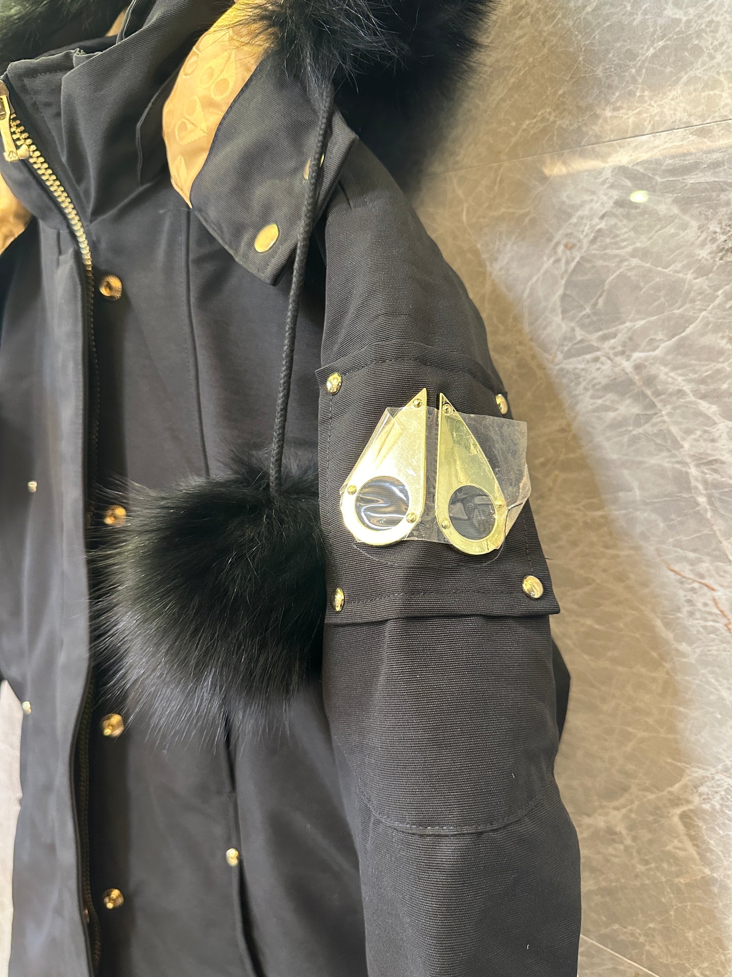 Parka Debbie para Mulher Moose Knuckles – Preto com Forro Dourado e Capuz de Pelo
