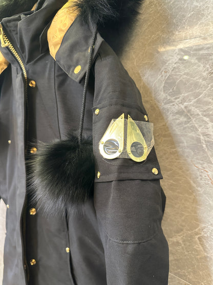 Parka Debbie para Mulher Moose Knuckles – Preto com Forro Dourado e Capuz de Pelo