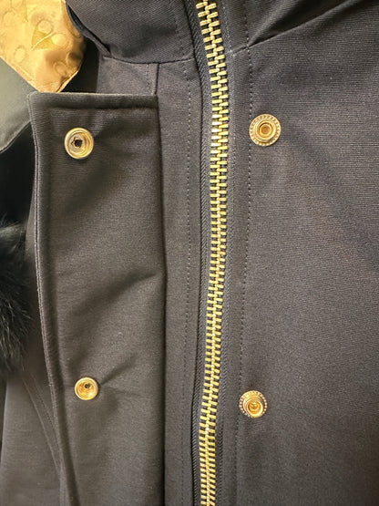 Parka Debbie para Mulher Moose Knuckles – Preto com Forro Dourado e Capuz de Pelo