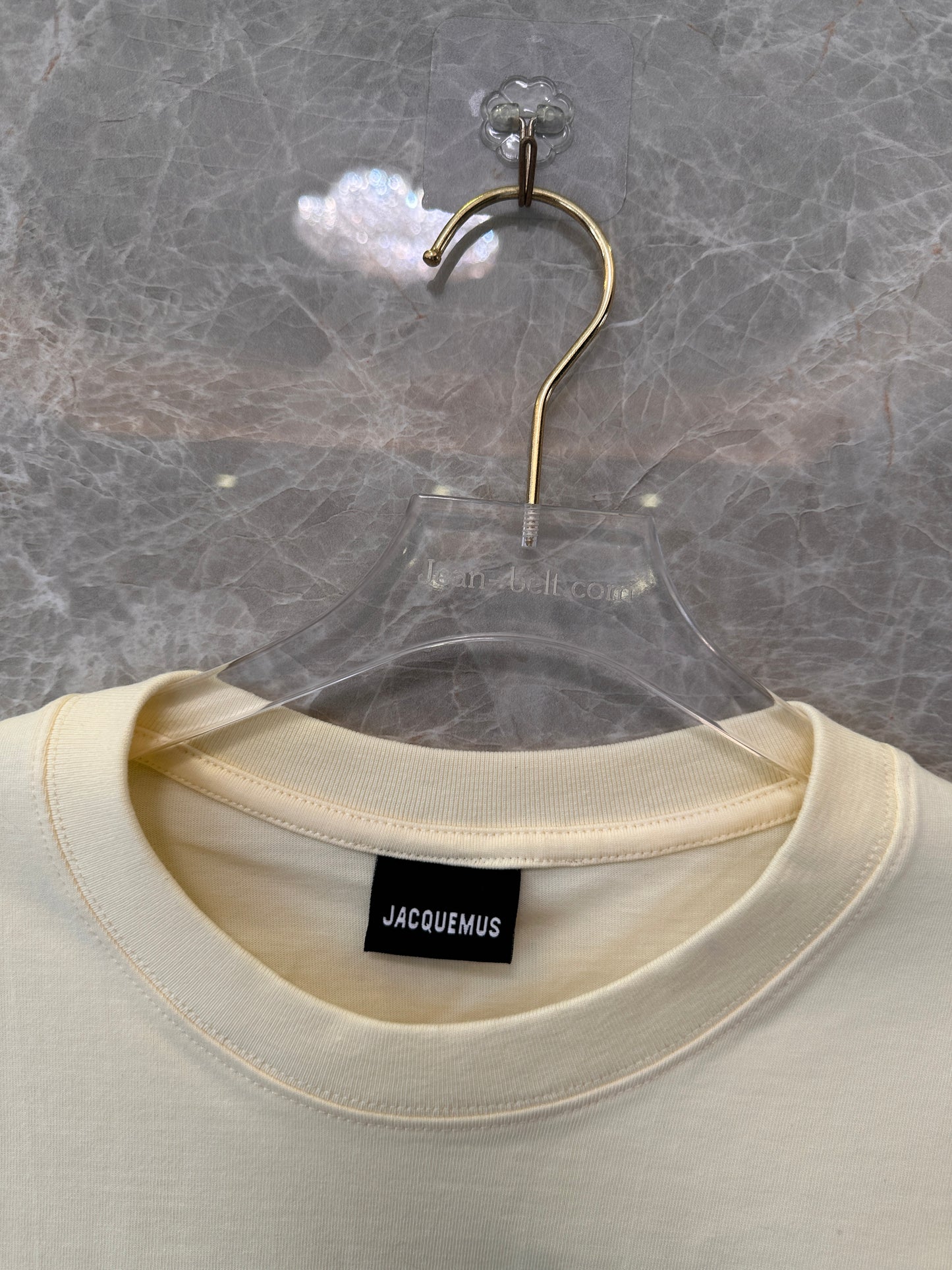 Camiseta clássica com patch do logotipo Jacquemus - amarelo claro
