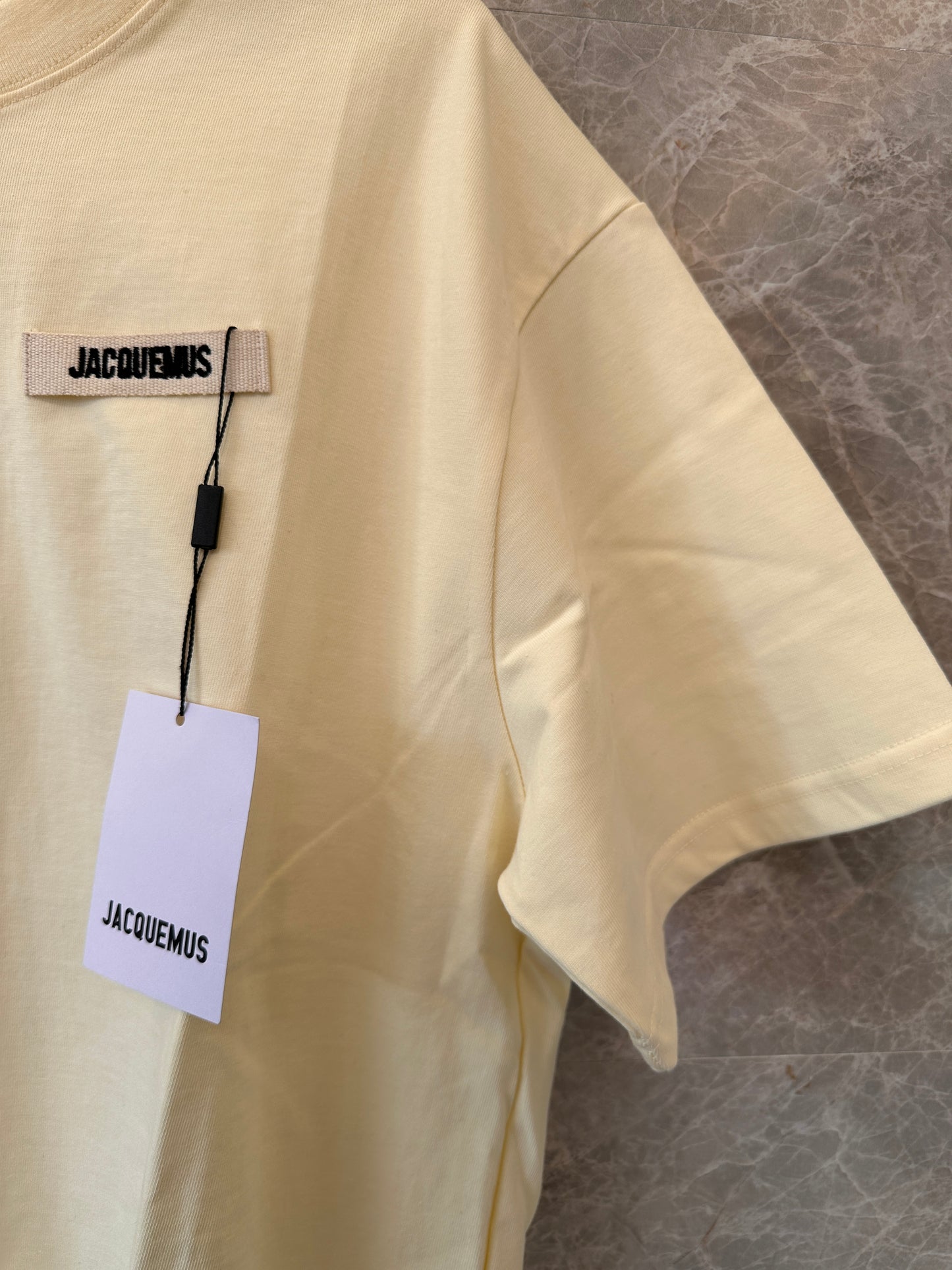 Camiseta clássica com patch do logotipo Jacquemus - amarelo claro