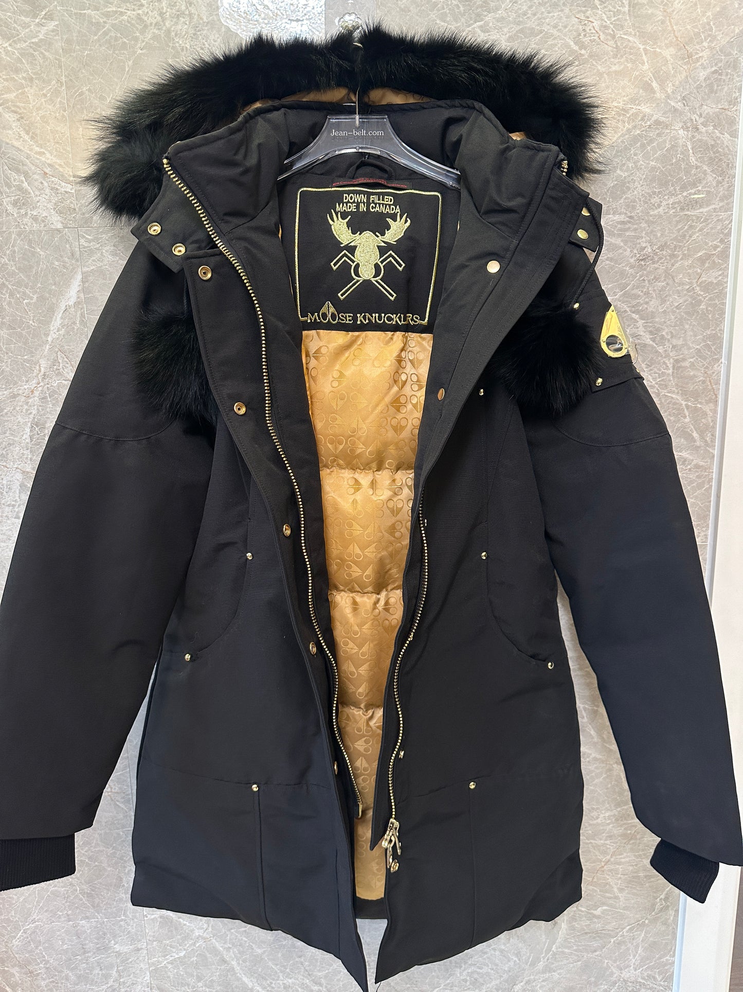 Parka Debbie para Mulher Moose Knuckles – Preto com Forro Dourado e Capuz de Pelo