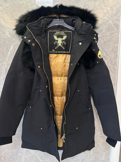 Parka Debbie para Mulher Moose Knuckles – Preto com Forro Dourado e Capuz de Pelo