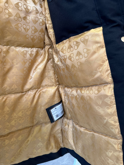 Parka Debbie para Mulher Moose Knuckles – Preto com Forro Dourado e Capuz de Pelo