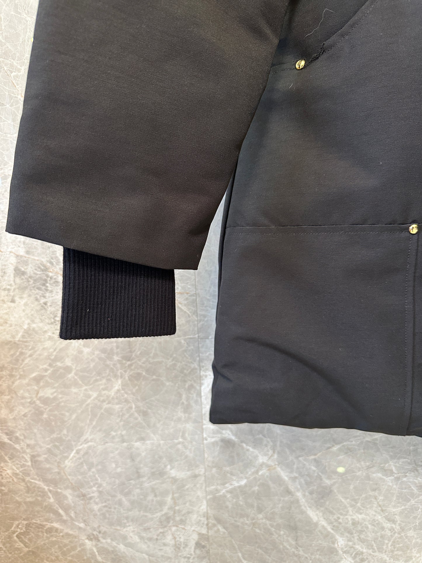 Parka Debbie para Mulher Moose Knuckles – Preto com Forro Dourado e Capuz de Pelo