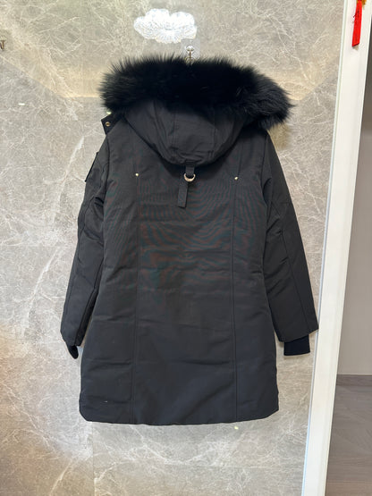 Parka Debbie para Mulher Moose Knuckles – Preto com Forro Dourado e Capuz de Pelo