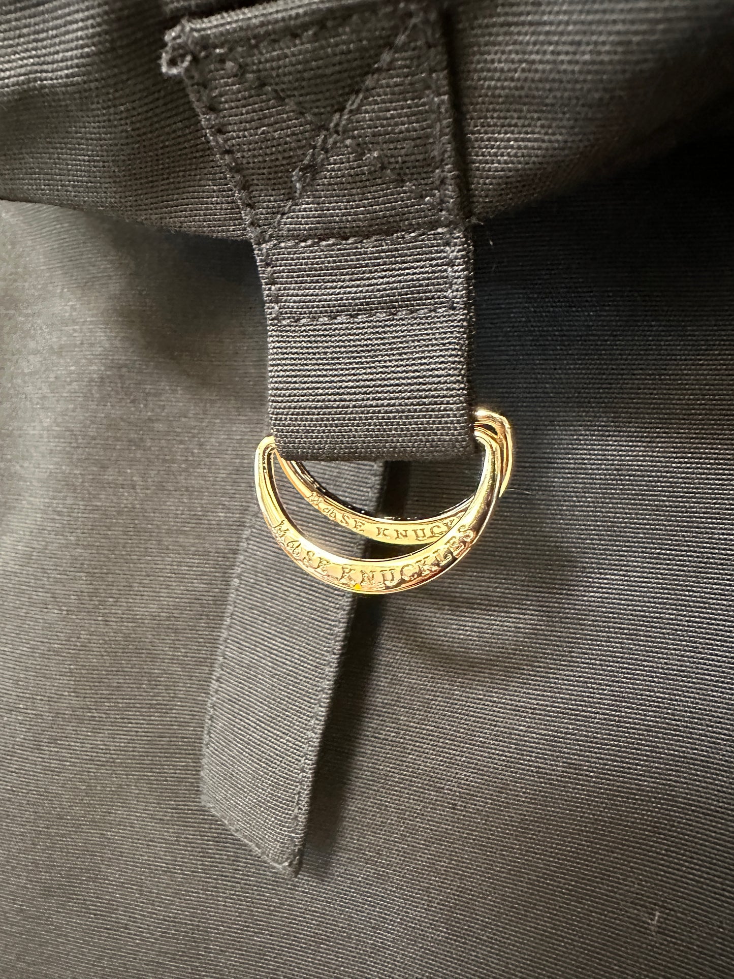 Parka Debbie para Mulher Moose Knuckles – Preto com Forro Dourado e Capuz de Pelo