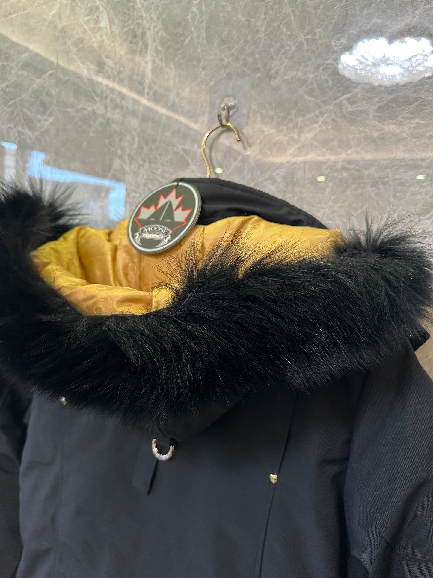 Parka Debbie para Mulher Moose Knuckles – Preto com Forro Dourado e Capuz de Pelo