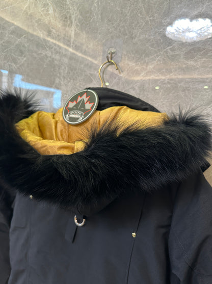 Parka Debbie para Mulher Moose Knuckles – Preto com Forro Dourado e Capuz de Pelo