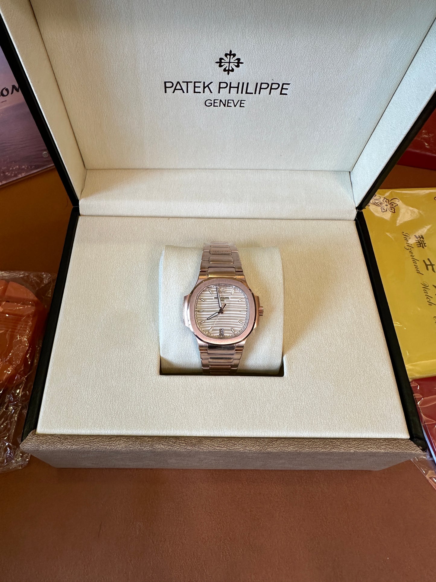 Patek Philippe Nautilus 7118/1R-001 Relógio Automático – Ouro Rosa com Mostrador Branco Texturizado