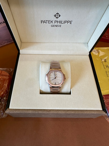 Patek Philippe Nautilus 7118/1R-001 Relógio Automático – Ouro Rosa com Mostrador Branco Texturizado