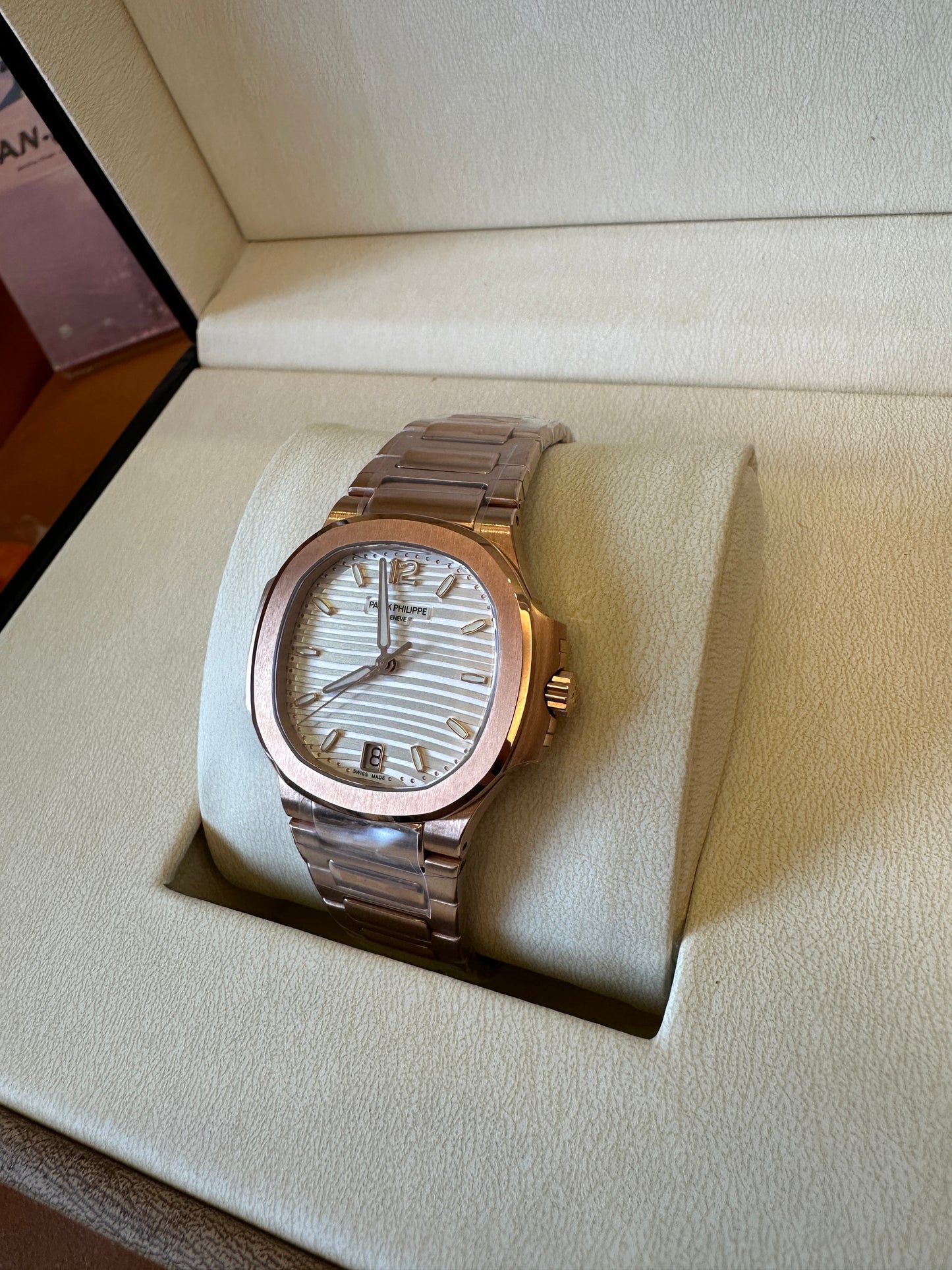 Patek Philippe Nautilus 7118/1R-001 Relógio Automático – Ouro Rosa com Mostrador Branco Texturizado