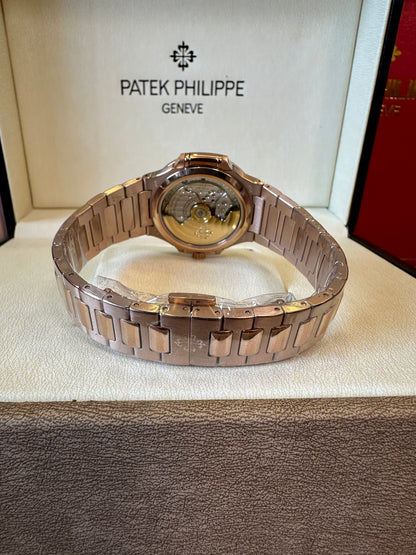Patek Philippe Nautilus 7118/1R-001 Relógio Automático – Ouro Rosa com Mostrador Branco Texturizado