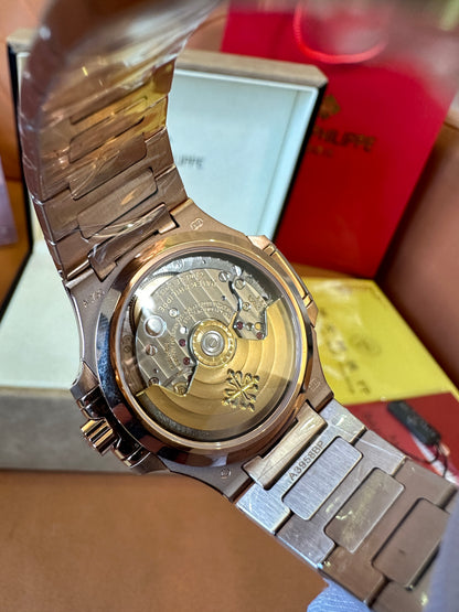Patek Philippe Nautilus 7118/1R-001 Relógio Automático – Ouro Rosa com Mostrador Branco Texturizado
