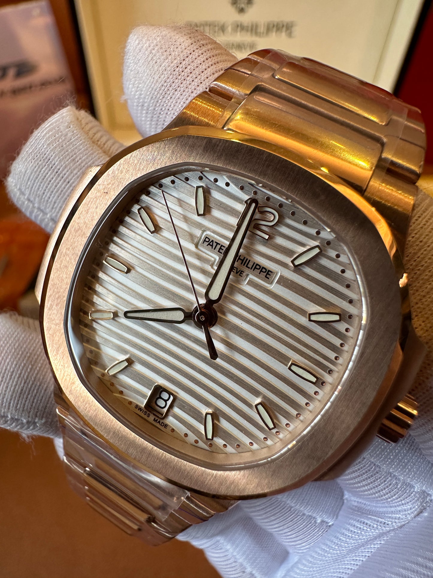 Patek Philippe Nautilus 7118/1R-001 Relógio Automático – Ouro Rosa com Mostrador Branco Texturizado