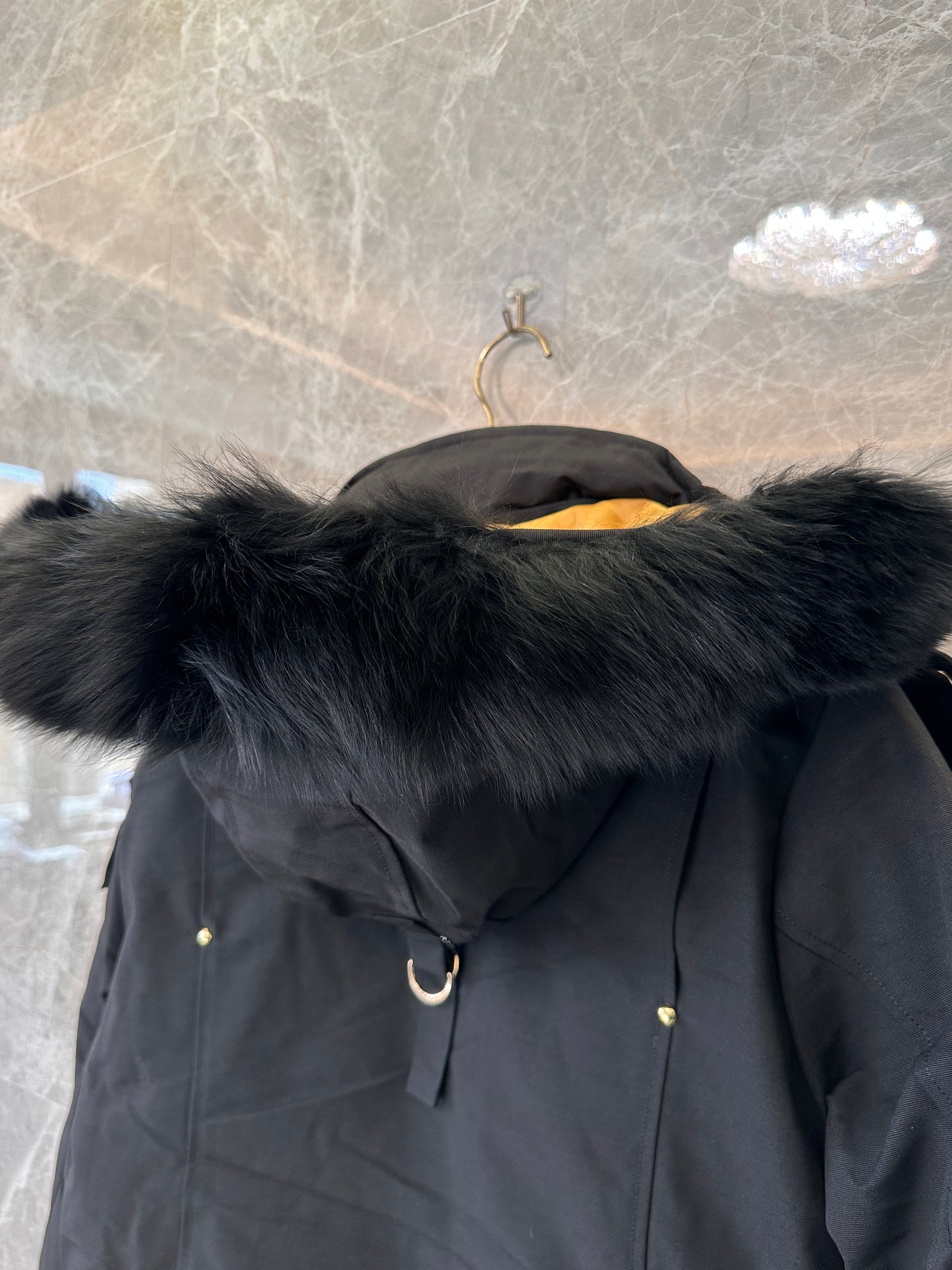 Parka Moose Knuckles série dourada – jaqueta preta de plumas