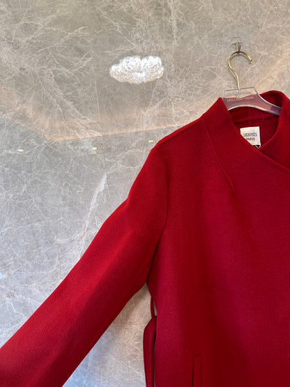Casaco de lã vermelha Hermes com gola assimétrica e fivela de couro