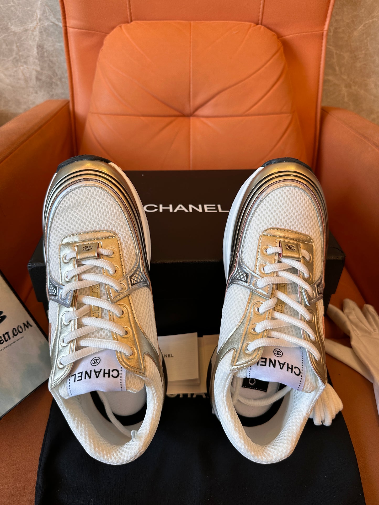 Ténis Chanel CC – Sapatilhas Brancas e Douradas com Logótipo Icónico