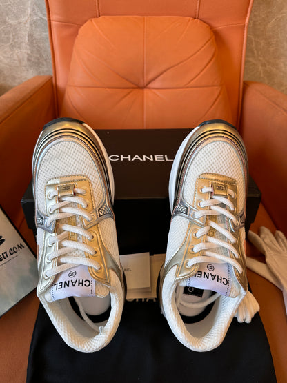 Ténis Chanel CC – Sapatilhas Brancas e Douradas com Logótipo Icónico