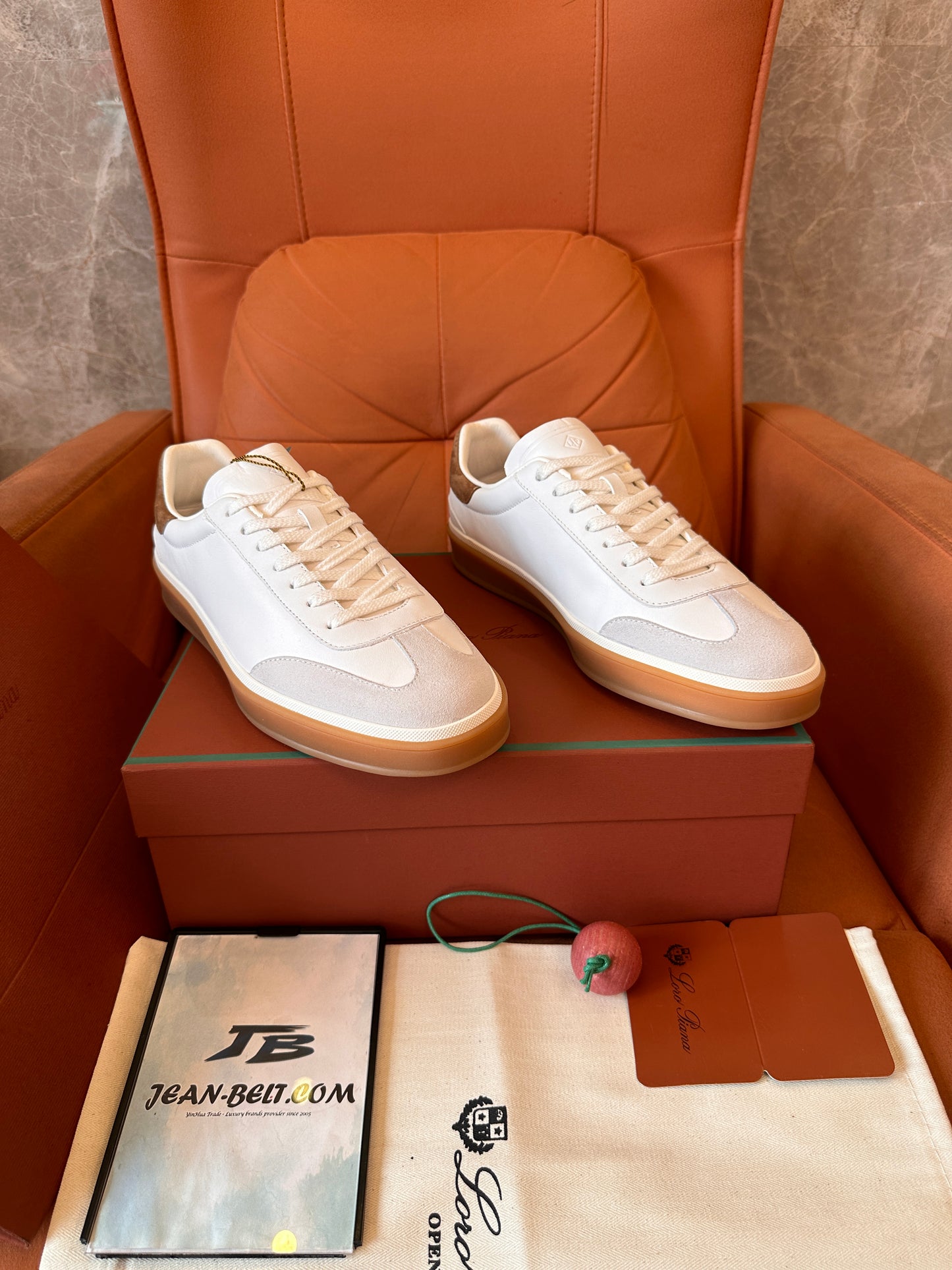 Tênis Loro Piana de couro branco com camurça