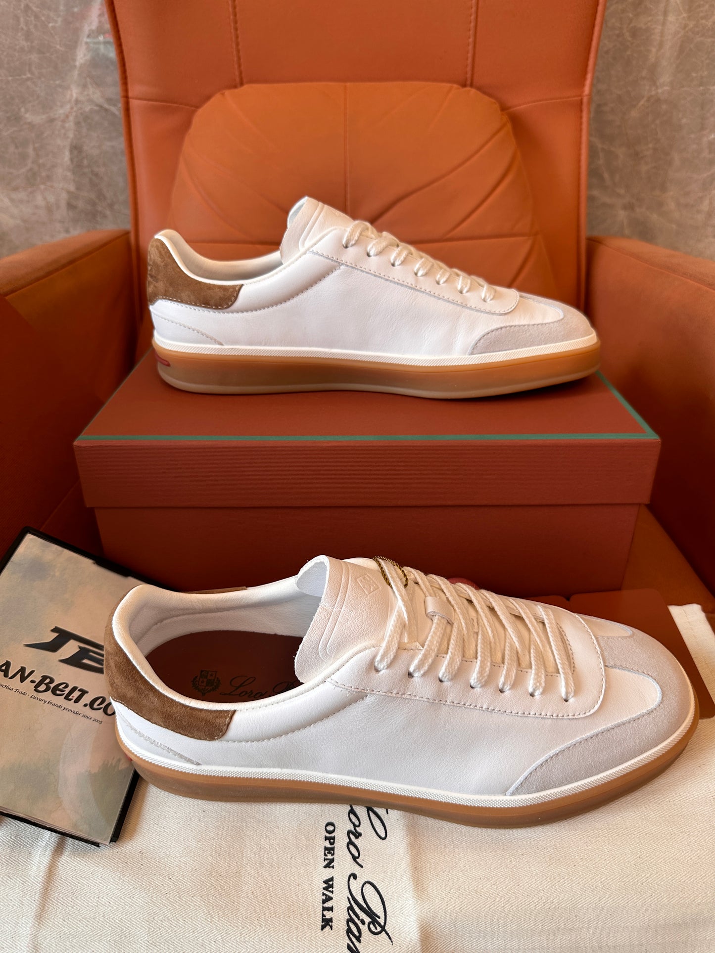 Tênis Loro Piana de couro branco com camurça