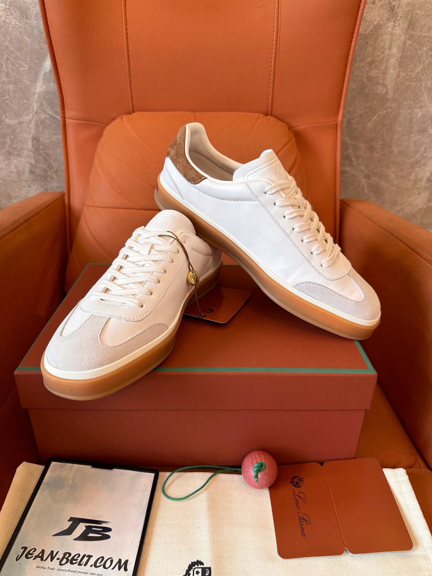 Tênis Loro Piana de couro branco com camurça