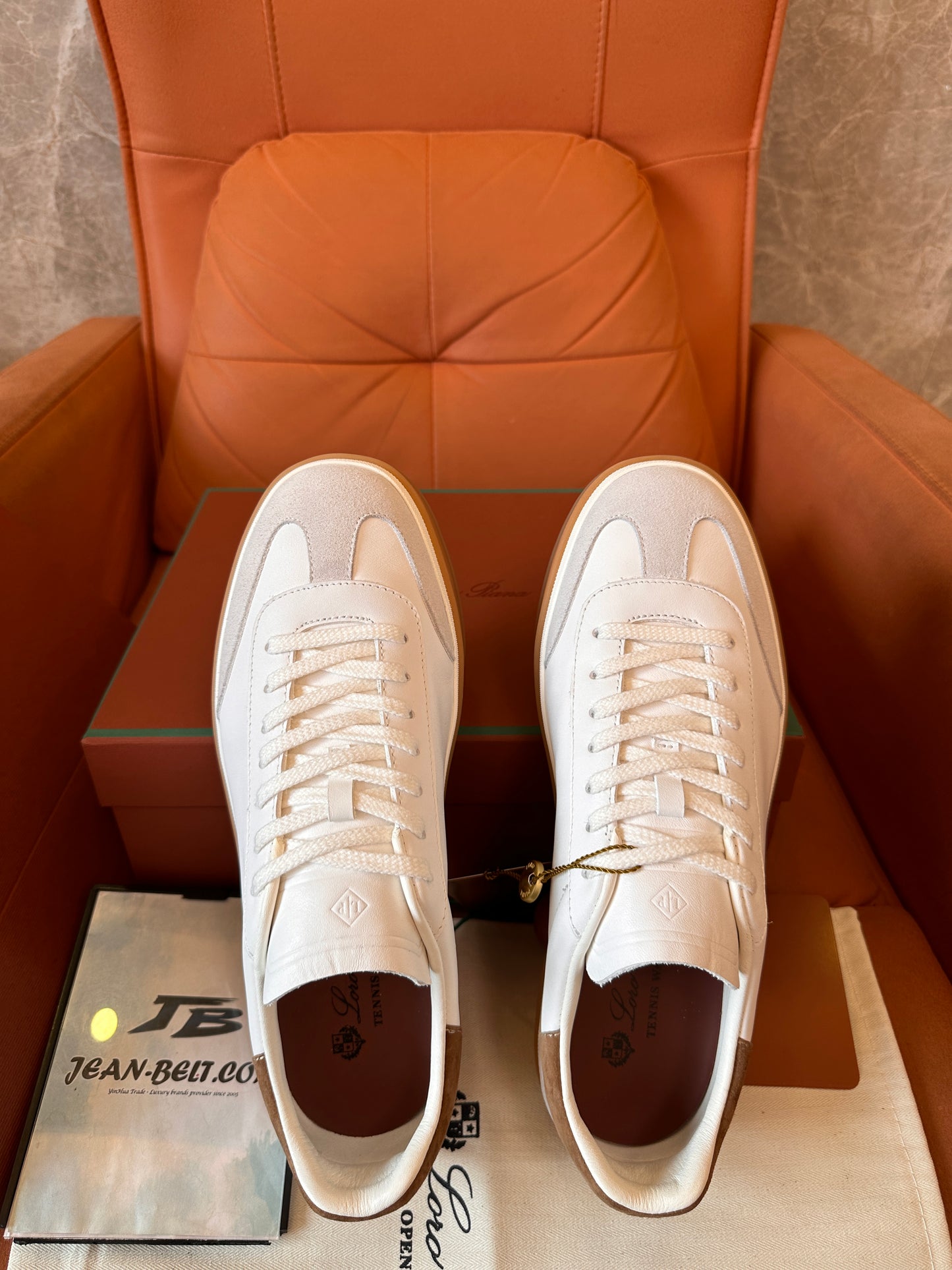Tênis Loro Piana de couro branco com camurça