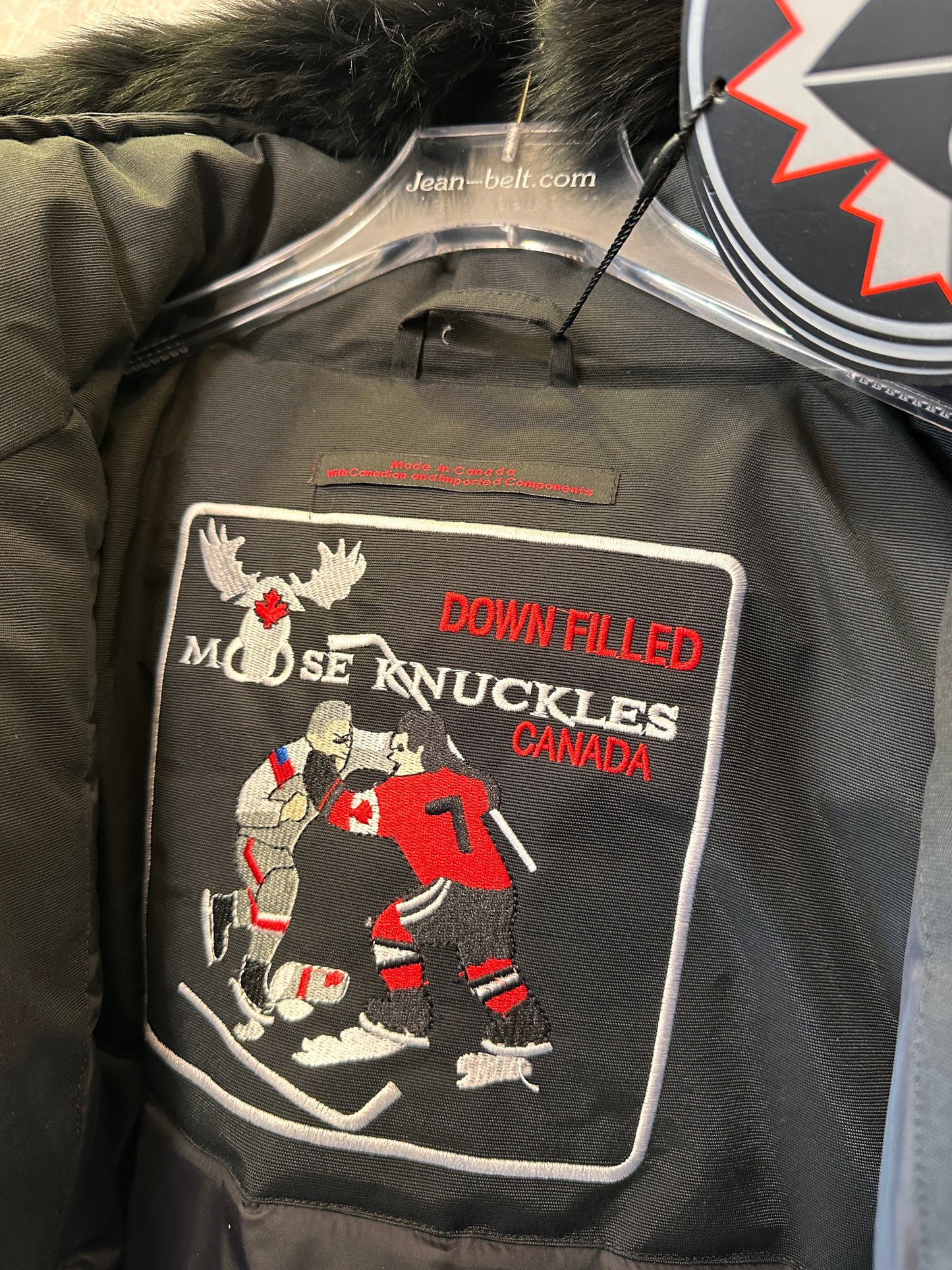 Jaqueta Moose Knuckles com enchimento de plumas e capuz forrado de pele