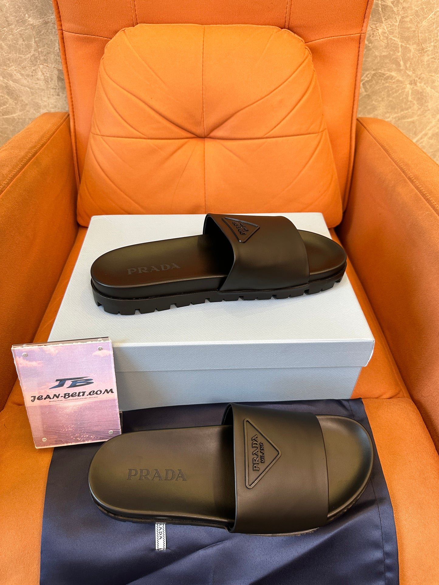Prada Chinelos Pretos com Logótipo e Sola Grossa