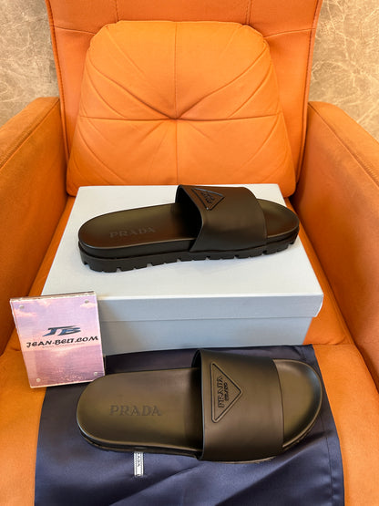 Prada Chinelos Pretos com Logótipo e Sola Grossa