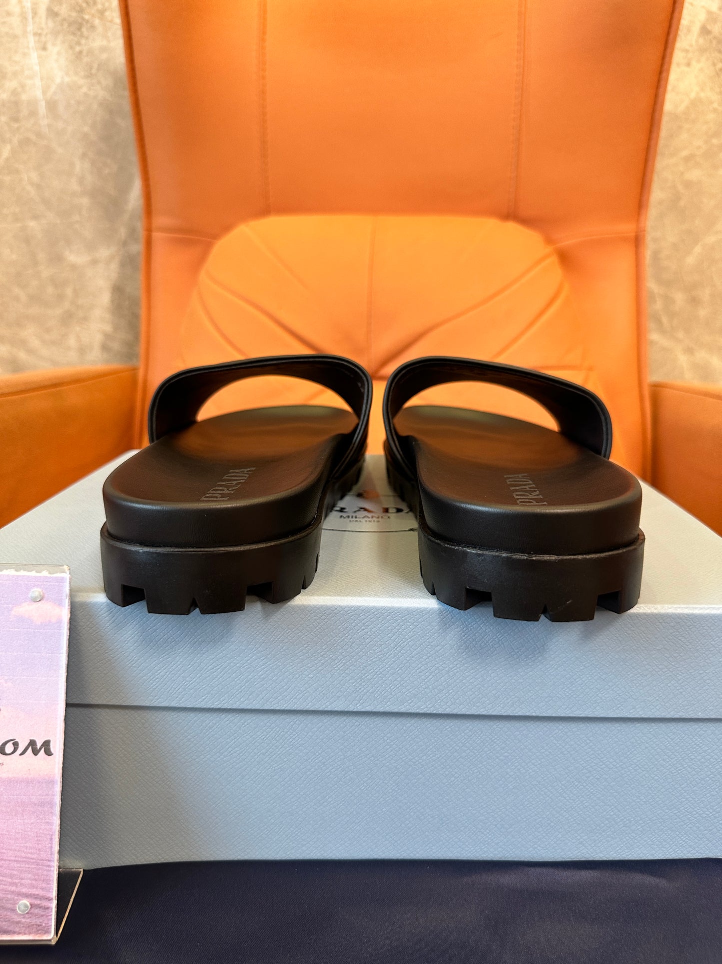 Prada Chinelos Pretos com Logótipo e Sola Grossa