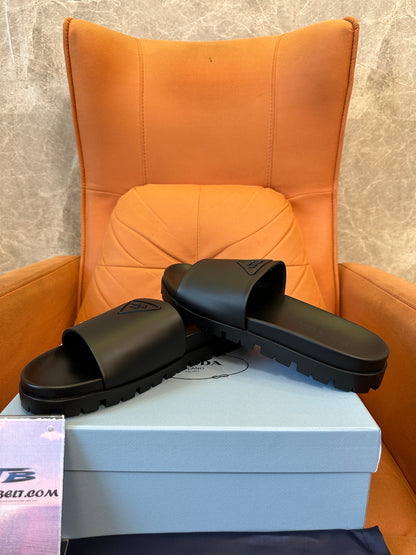 Prada Chinelos Pretos com Logótipo e Sola Grossa