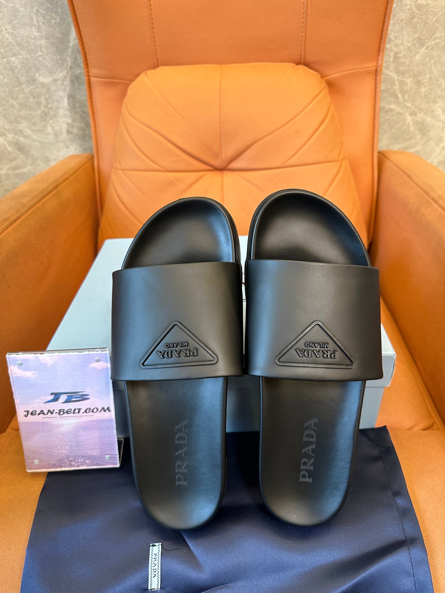 Prada Chinelos Pretos com Logótipo e Sola Grossa