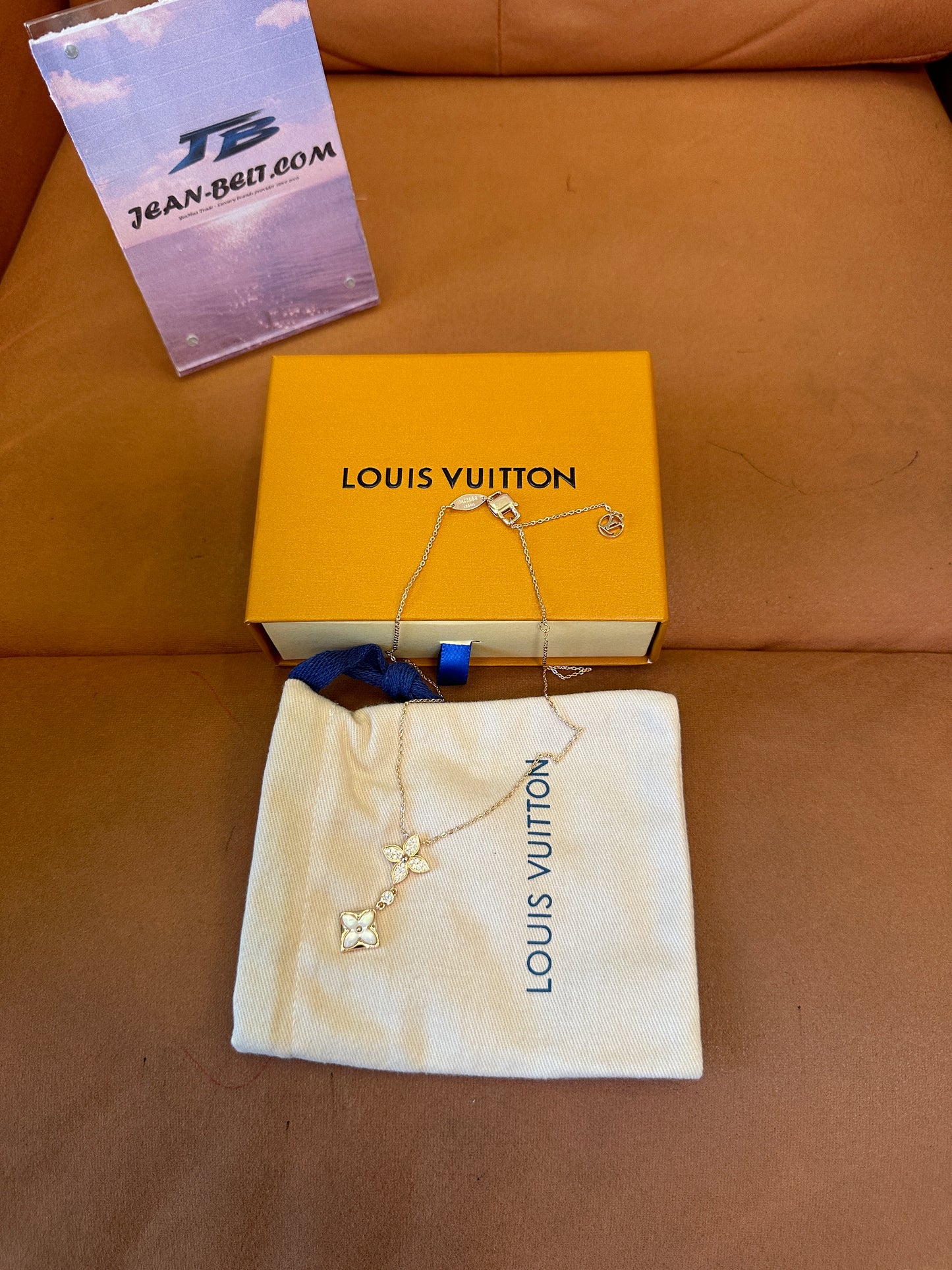 Colar com Pendente Monogram Flower da Louis Vuitton em Ouro Rosa