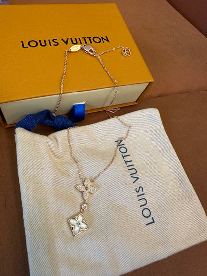 Colar com Pendente Monogram Flower da Louis Vuitton em Ouro Rosa