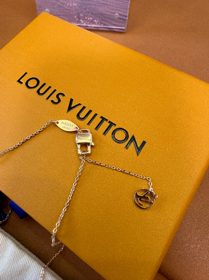 Colar com Pendente Monogram Flower da Louis Vuitton em Ouro Rosa