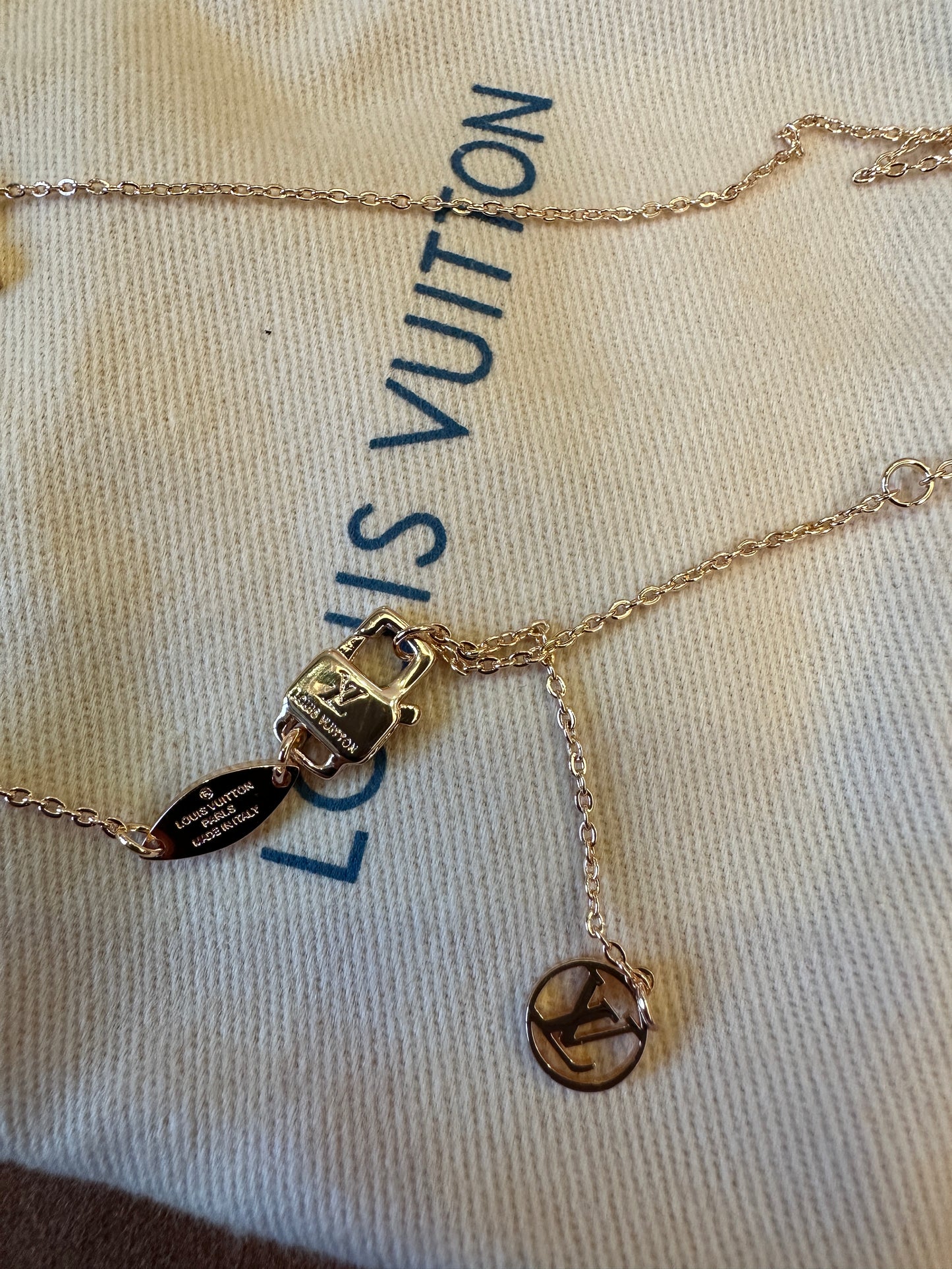 Colar com Pendente Monogram Flower da Louis Vuitton em Ouro Rosa