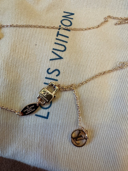 Colar com Pendente Monogram Flower da Louis Vuitton em Ouro Rosa