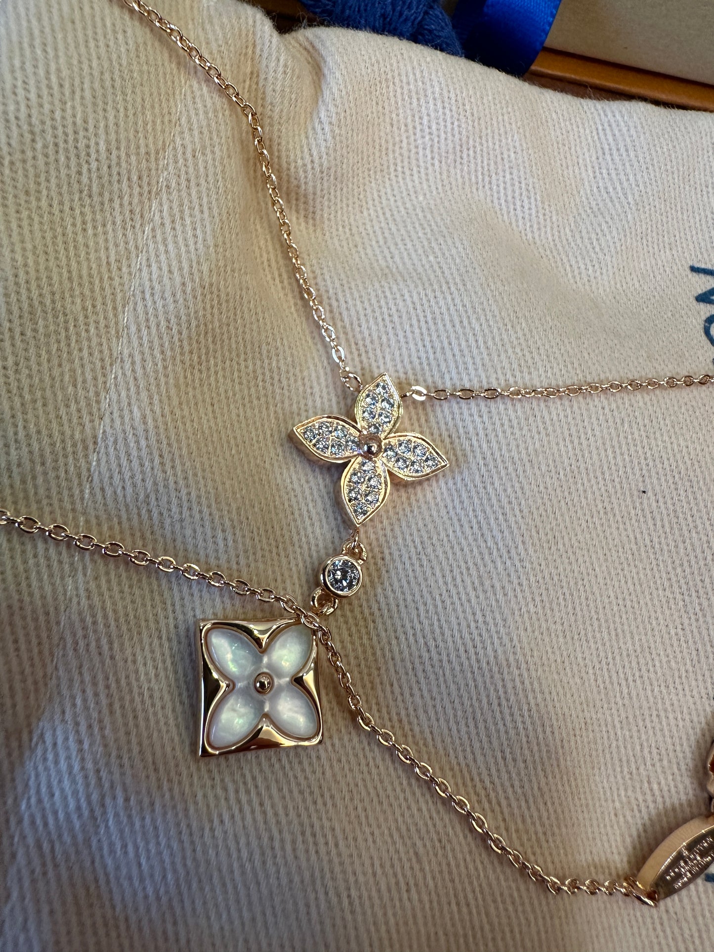 Colar com Pendente Monogram Flower da Louis Vuitton em Ouro Rosa