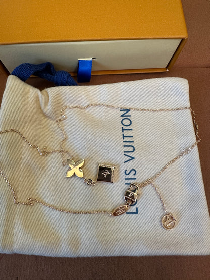 Colar com Pendente Monogram Flower da Louis Vuitton em Ouro Rosa