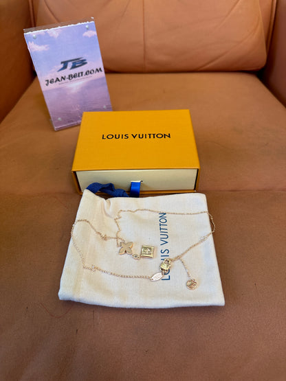 Colar com Pendente Monogram Flower da Louis Vuitton em Ouro Rosa