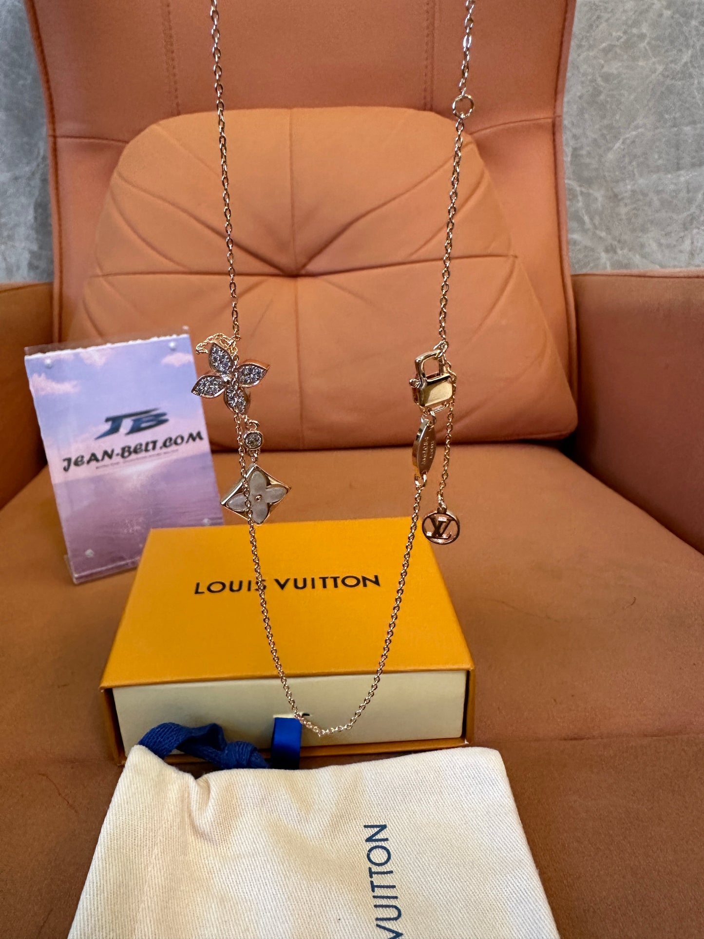 Colar com Pendente Monogram Flower da Louis Vuitton em Ouro Rosa