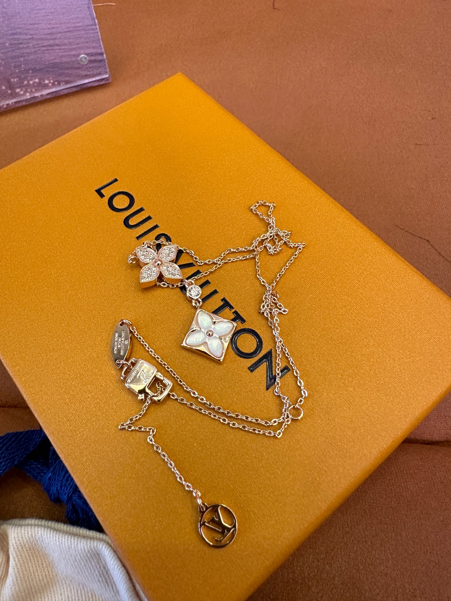 Colar com Pendente Monogram Flower da Louis Vuitton em Ouro Rosa