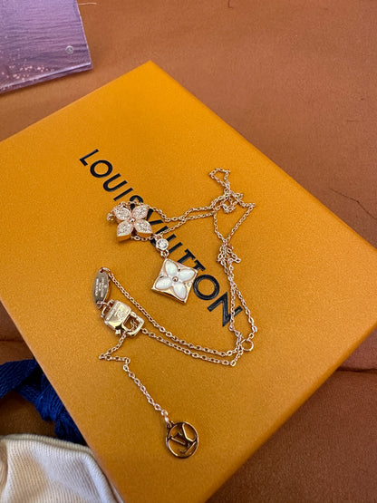 Colar com Pendente Monogram Flower da Louis Vuitton em Ouro Rosa