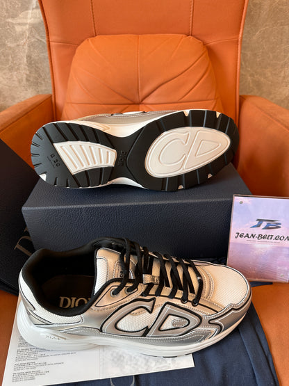 Tênis Dior B30 prata metálico com logotipo do CD